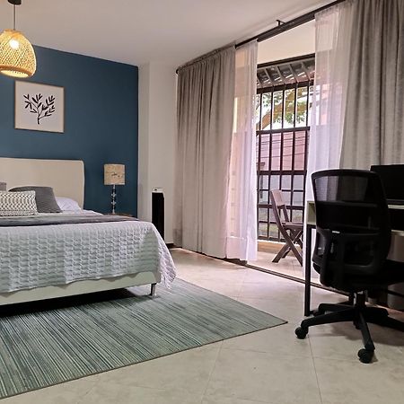 Acogedor Apartaestudio Ubicado En Laureles Apartment Medellin Bagian luar foto