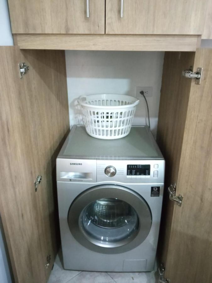 Acogedor Apartaestudio Ubicado En Laureles Apartment Medellin Bagian luar foto