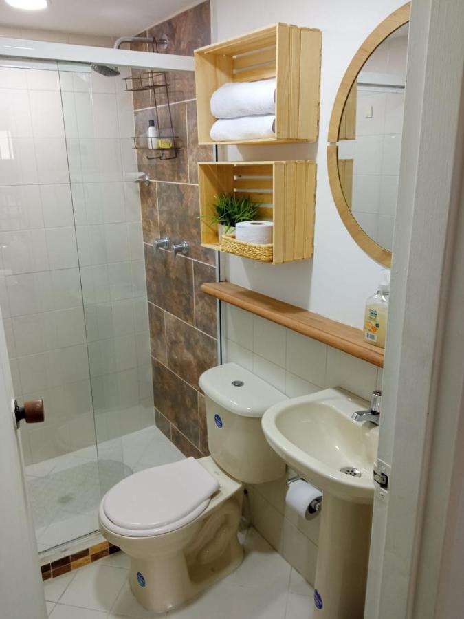 Acogedor Apartaestudio Ubicado En Laureles Apartment Medellin Bagian luar foto
