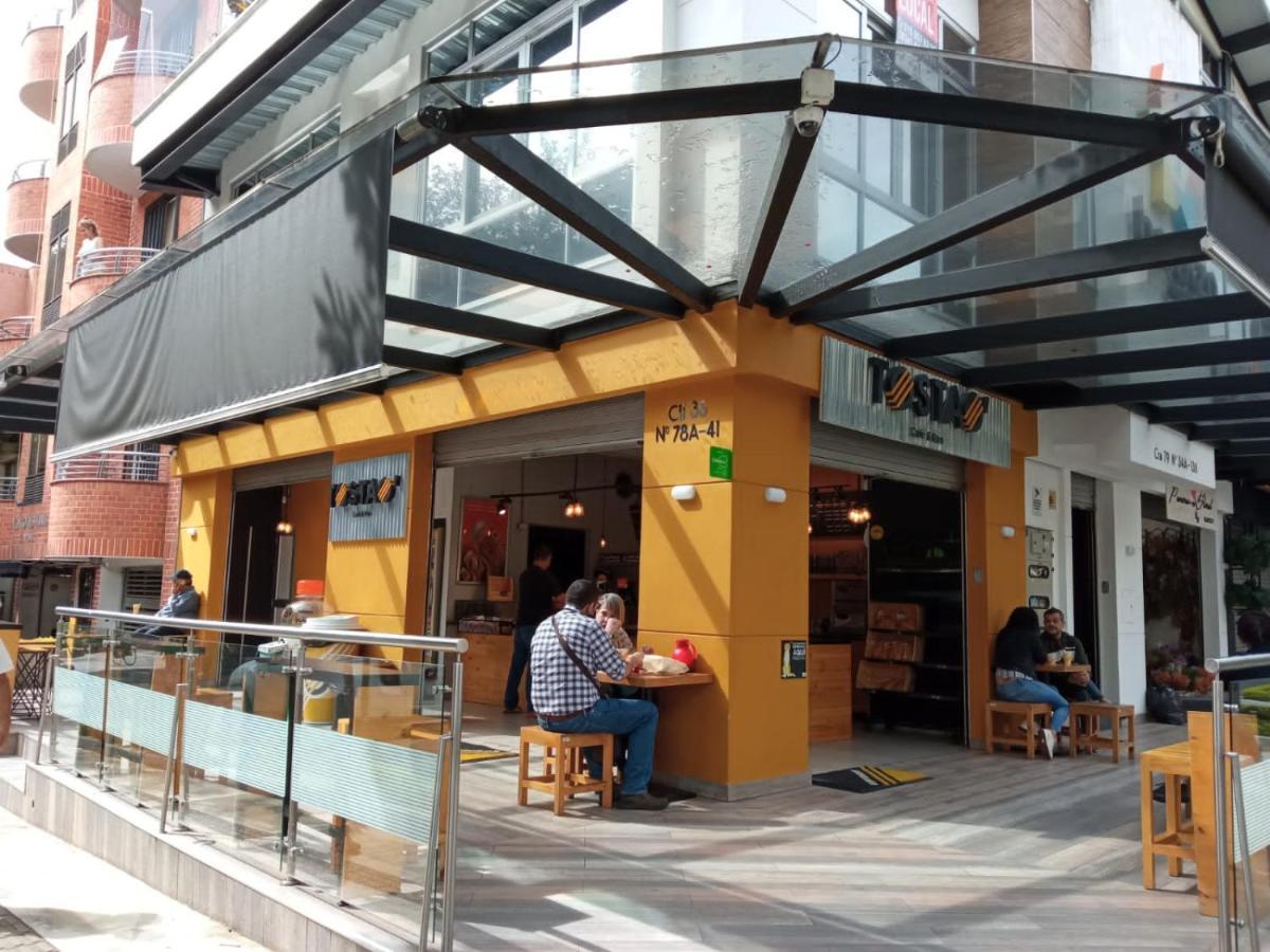 Acogedor Apartaestudio Ubicado En Laureles Apartment Medellin Bagian luar foto