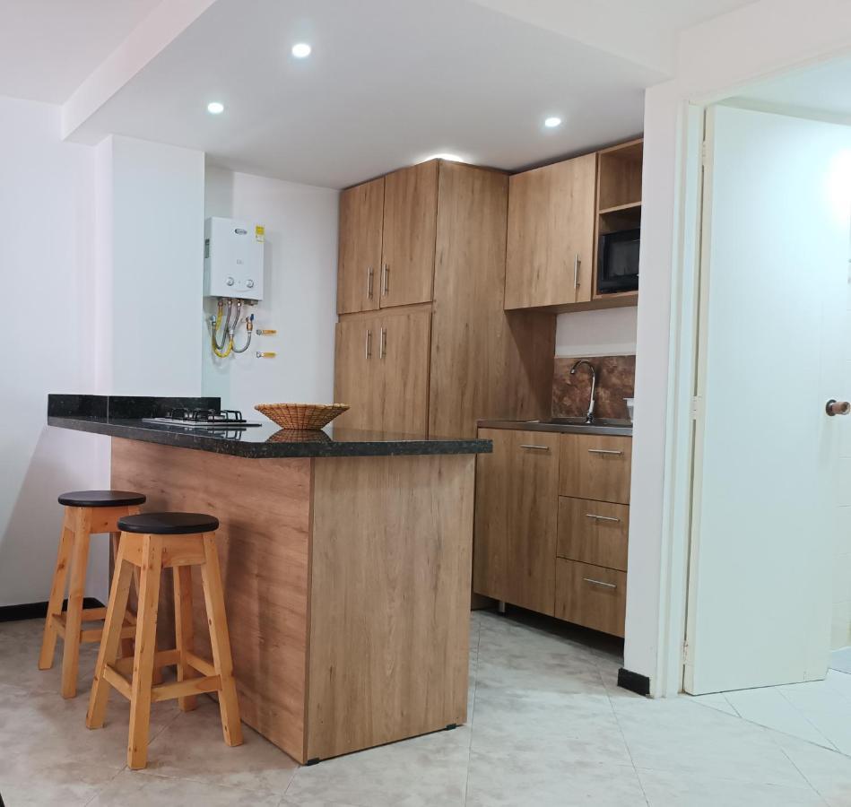 Acogedor Apartaestudio Ubicado En Laureles Apartment Medellin Bagian luar foto