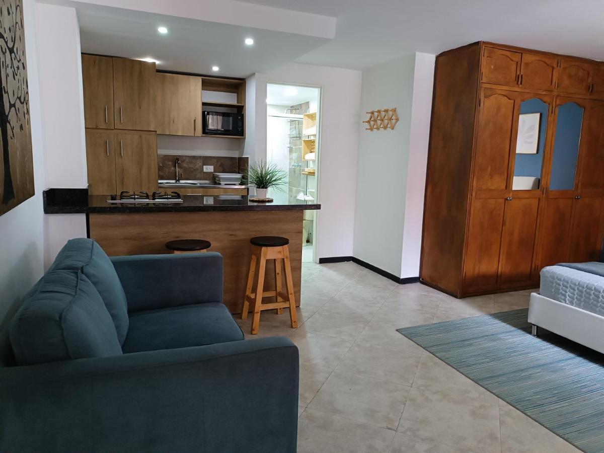 Acogedor Apartaestudio Ubicado En Laureles Apartment Medellin Bagian luar foto
