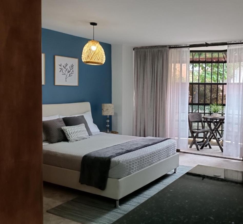 Acogedor Apartaestudio Ubicado En Laureles Apartment Medellin Bagian luar foto
